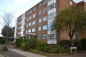 2 Bedroom Apartment in Stratton Court Central Surbiton incl Free Parking Kingston Upon Thames